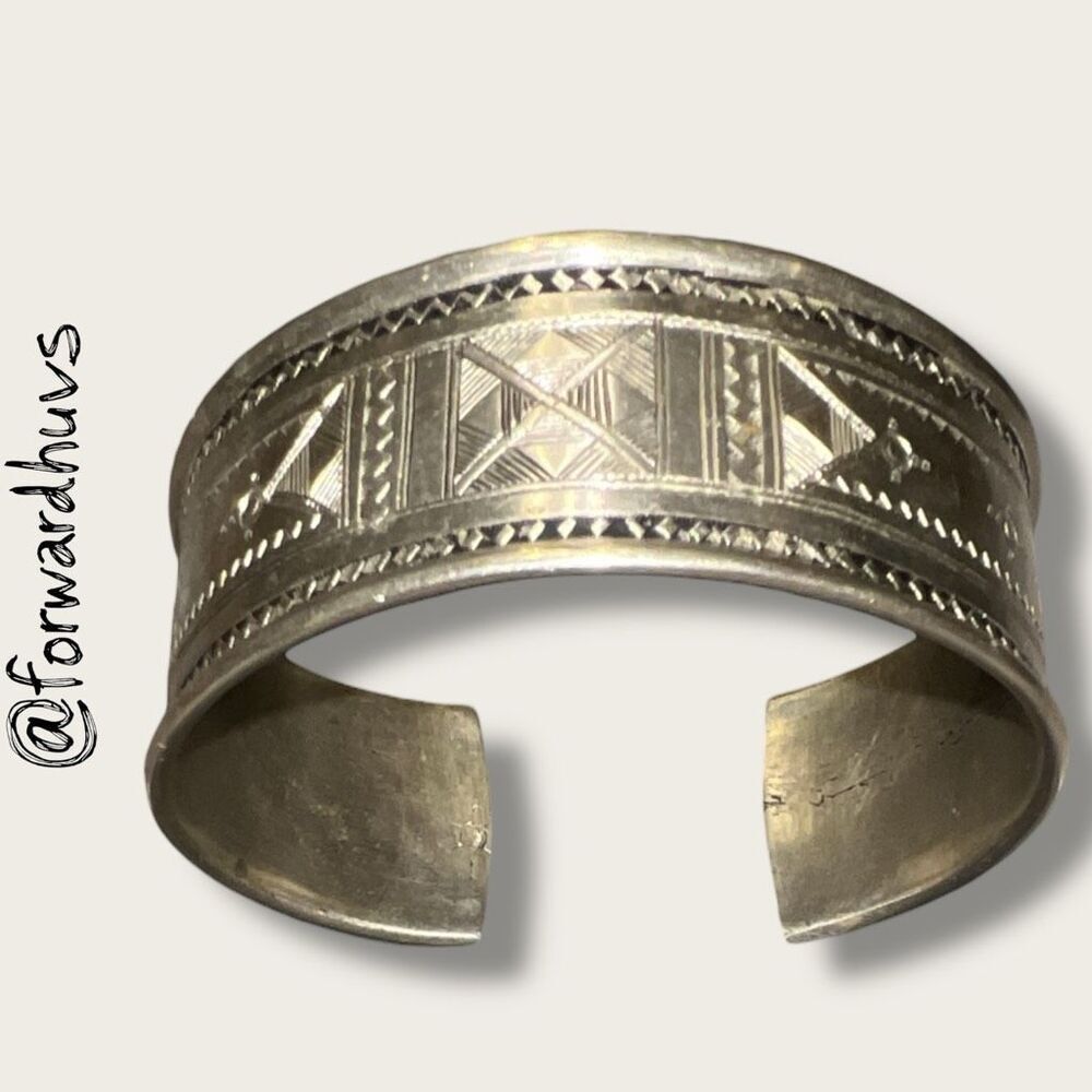 Tuareg Etched Silver Cuff Bracelet – 38.63g – Saharan Geometric Motifs – Signed
